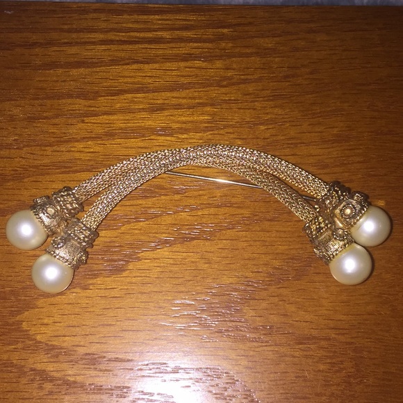 Faux Pearl Brooches - Picture 5 of 8